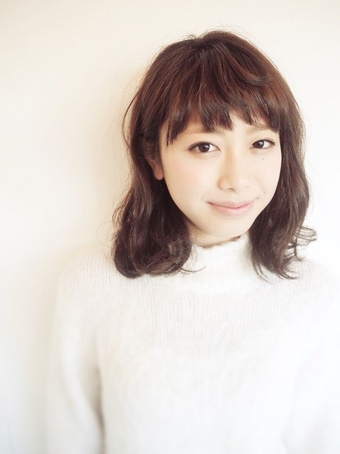 ドライな質感の　大人ミディアムスタイル